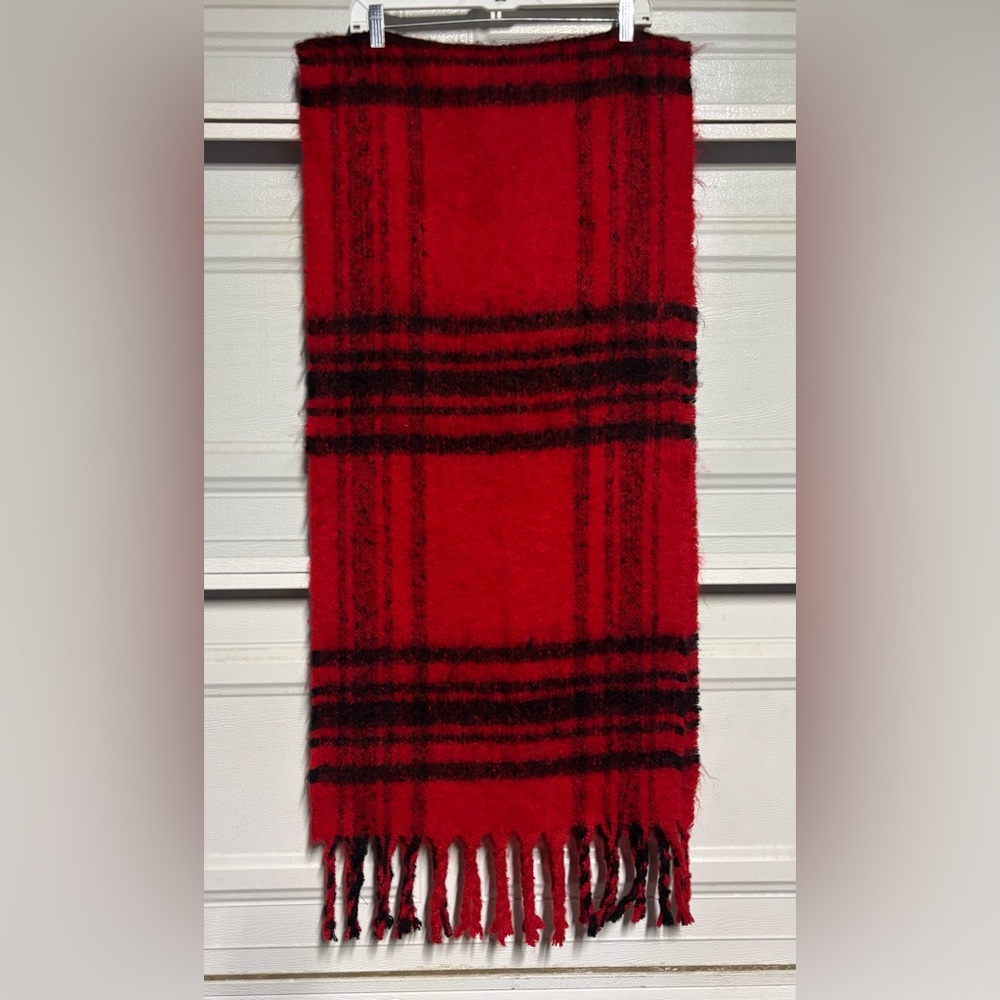 Banana Republic Festive Red scarf